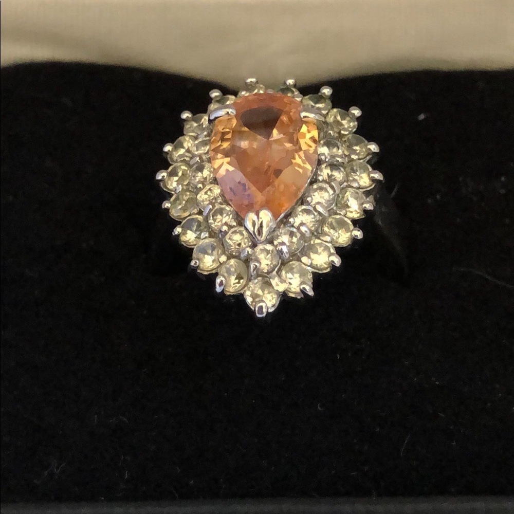Size 7 ring. Adding a touch of glamour 💍
